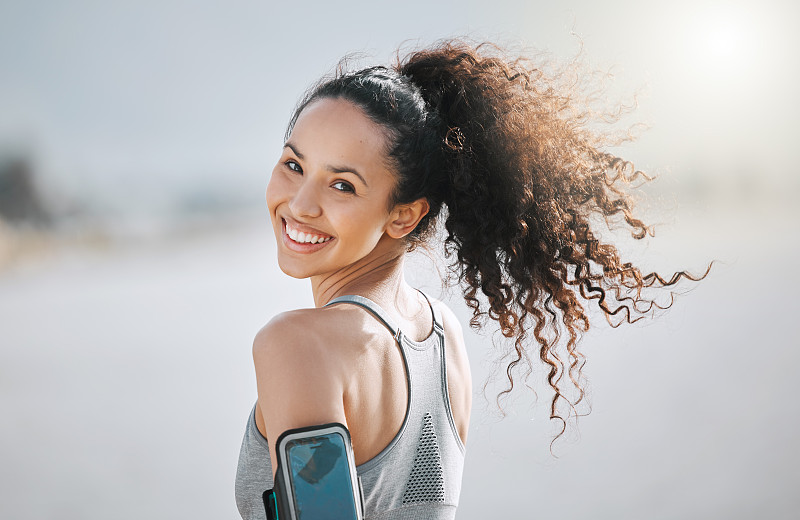 剪裁肖像的一个有吸引力的年轻女运动员在户外锻炼