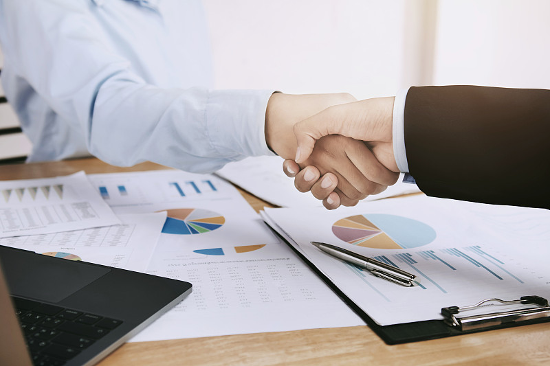 商人在办公室握手