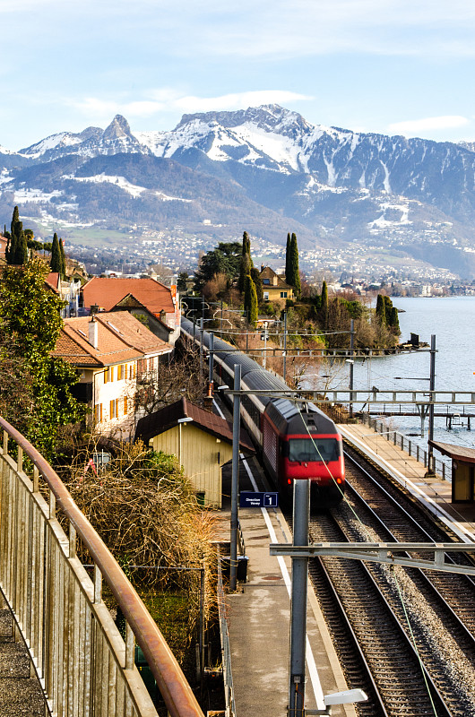 日内瓦湖沿线的火车停靠站