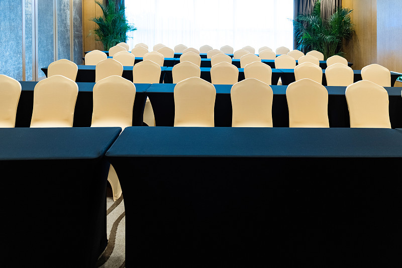 空荡荡的讲堂里摆着桌椅