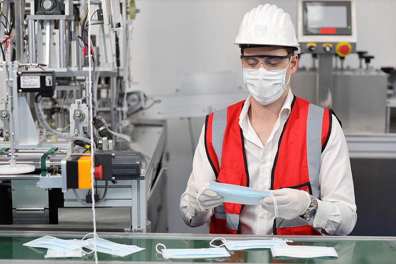 工厂、制造业和工厂概念口罩和医用口罩生产线的维护或PPE检测质量。