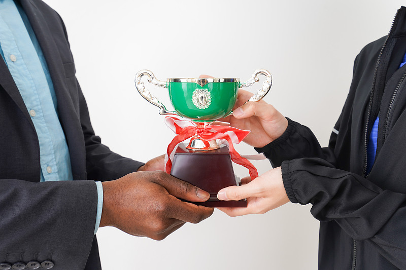 两人获得冠军奖杯