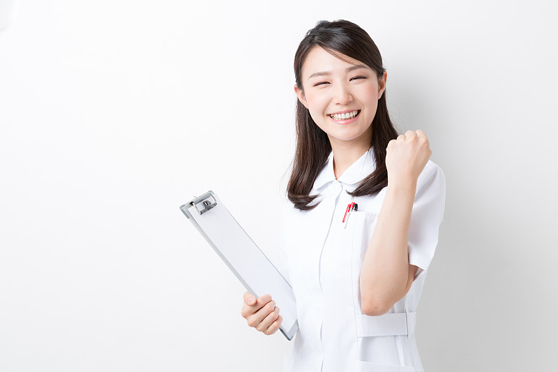 手持夹板的日本女护士