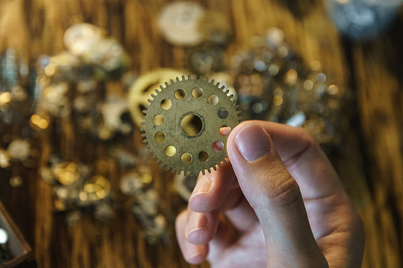 女师傅在她的车间里用齿轮工作。