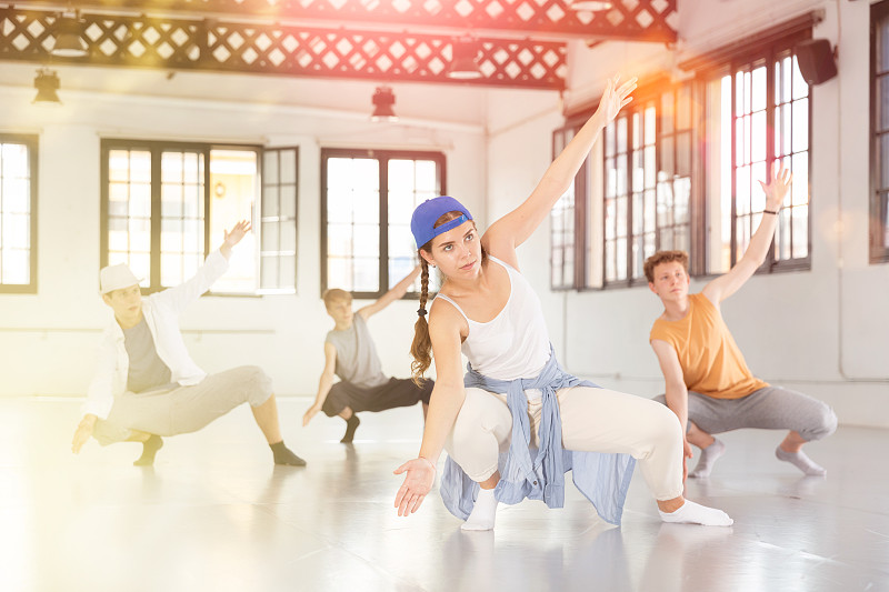 一群训练动作的年轻舞者