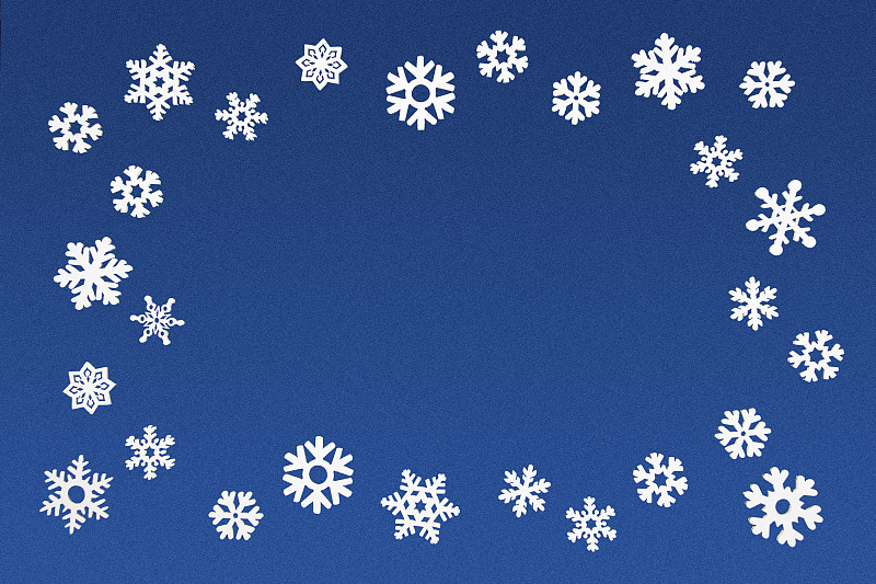 蓝色背景下的圣诞雪花