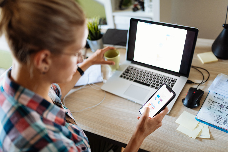 年轻女商人在新冠肺炎大流行期间使用笔记本电脑进行视频通话和远程办公