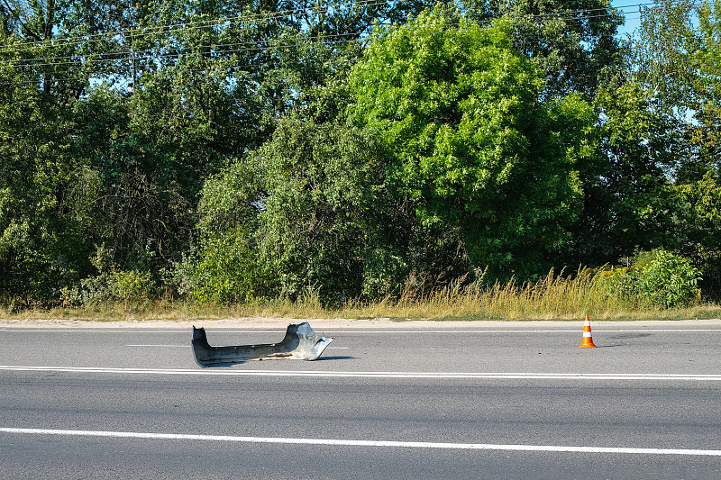 车祸后高速公路上的汽车残骸。交通锥警告危险。