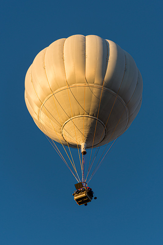 气球在蓝天上飞行
