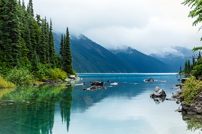 山和森林树木倒映在加拉巴尔第湖