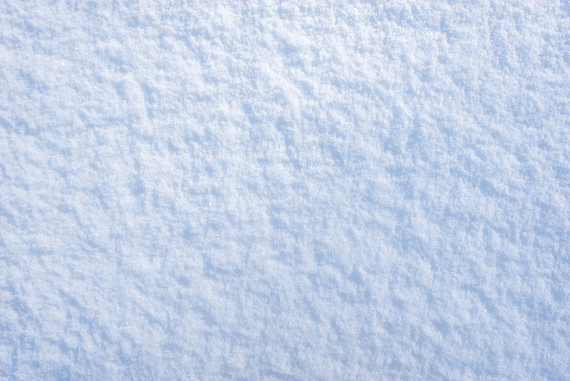 清晨雪堆表面。