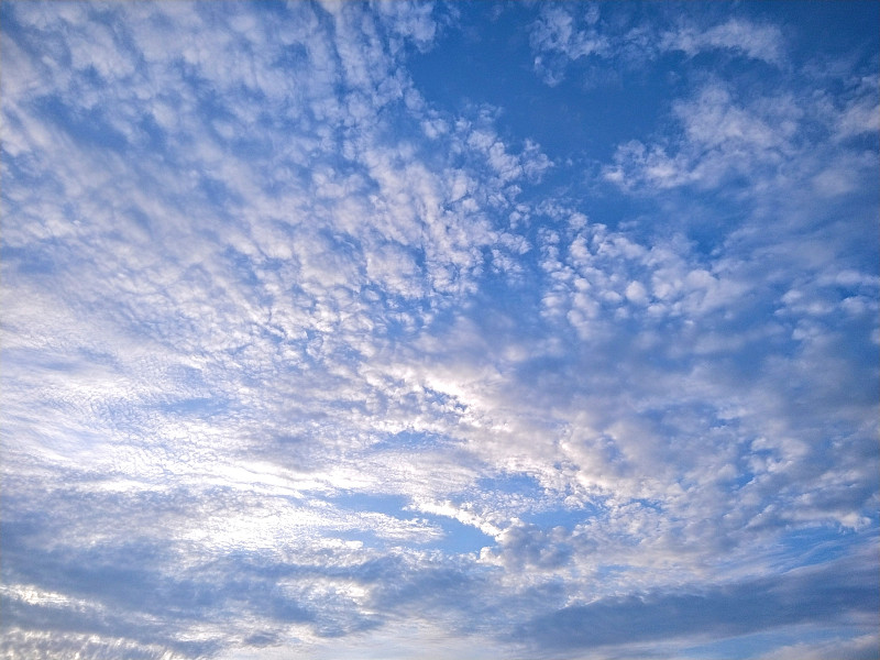灿烂的蓝色晨曦夏日云景