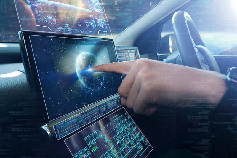 在一个未来的世界里，一个人驾驶着一辆未来的汽车，使用全息技术和增强现实