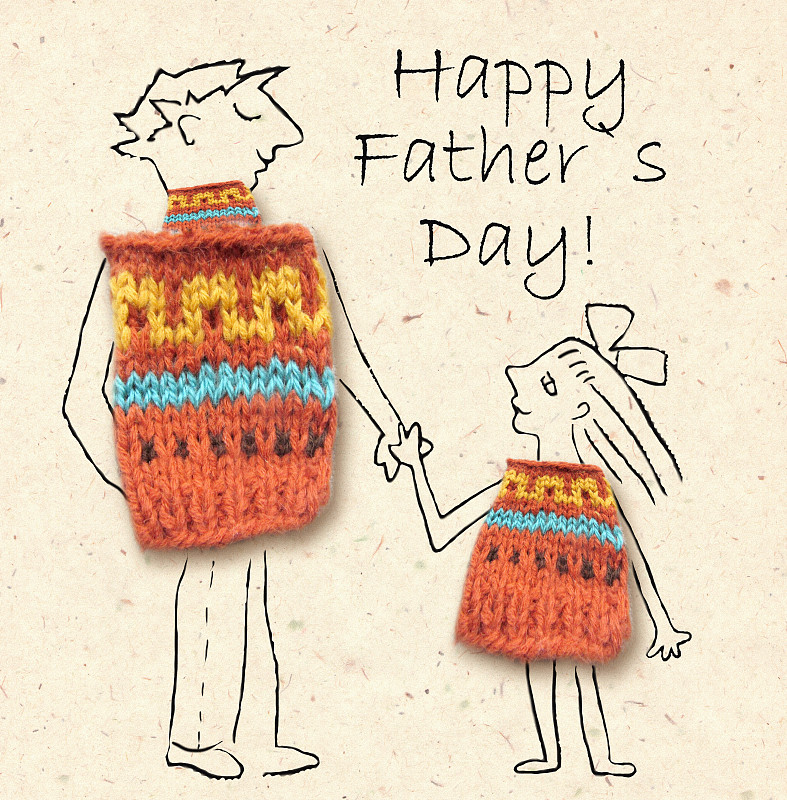 爸爸和女儿在散步，开心的微笑着