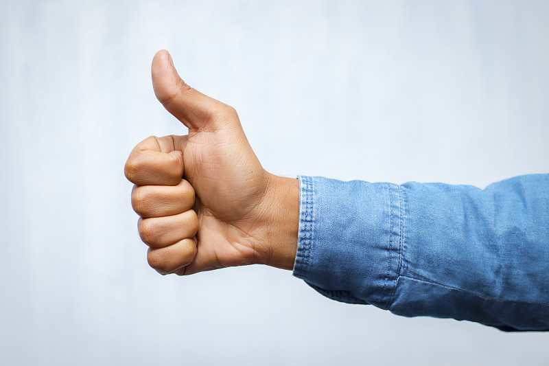 一位绅士在展示他的拇指。重击显示。像的象征。