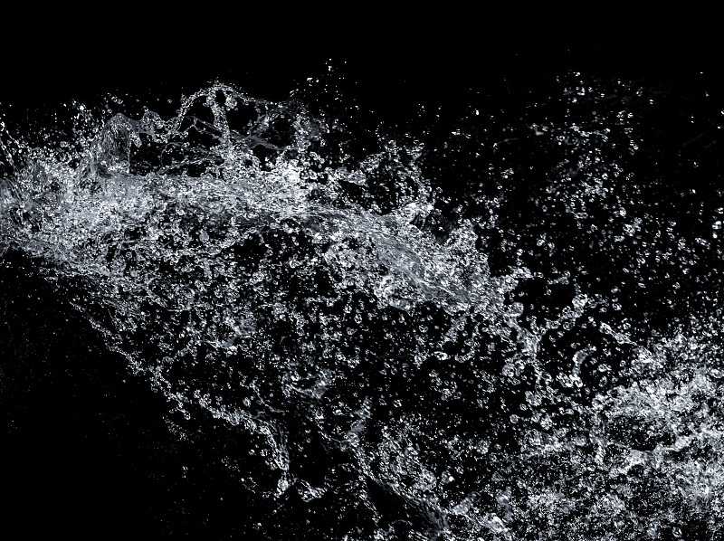 水飞溅在黑色背景