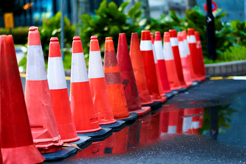 许多红色交通锥，限制了通行
