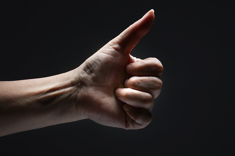 手指朝上的手