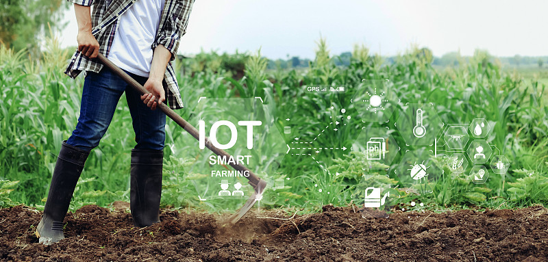 亚洲男性农民正在用锄头挖土，准备播种