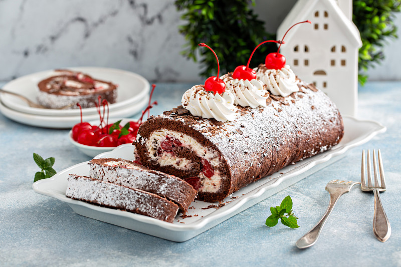 黑森林蛋糕卷配鲜奶油和樱桃