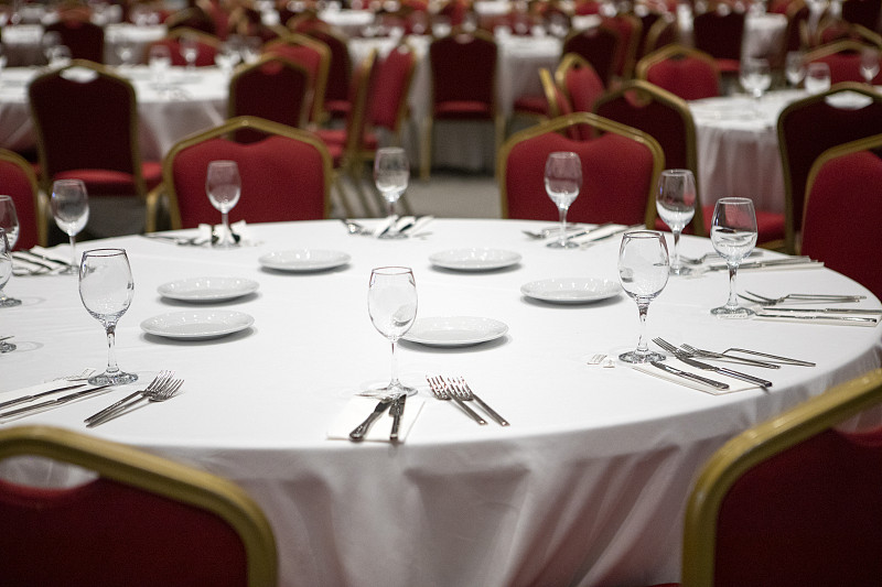 会议厅里准备好供餐饮的桌子。