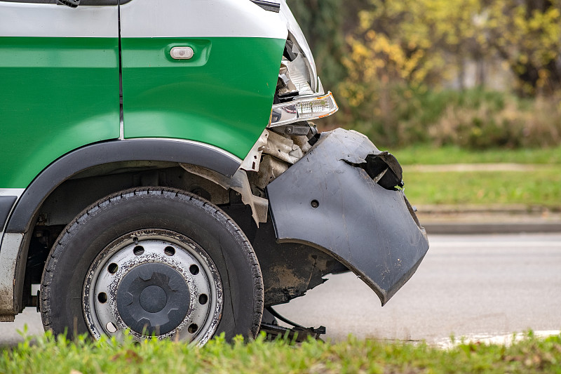 在城市街道上发生了一场又一场严重损坏的车祸。