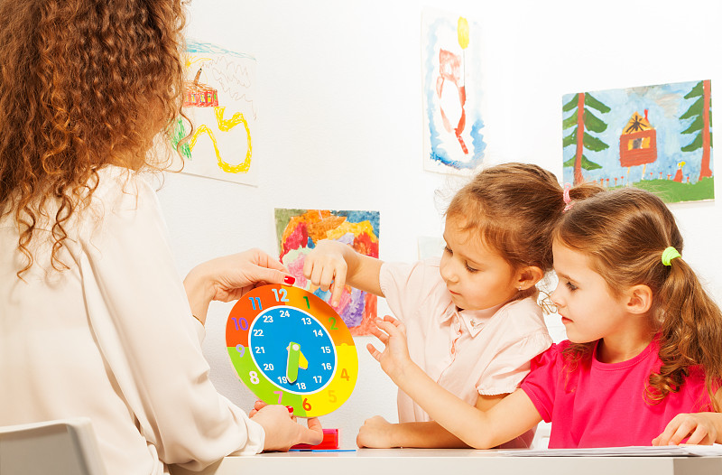 两个女学生在学习，一分钟一小时