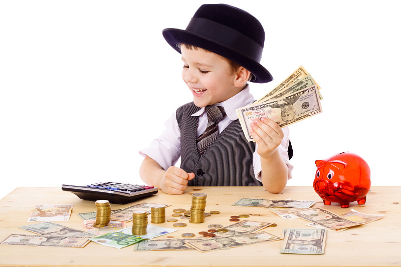 桌旁的男孩在数钱