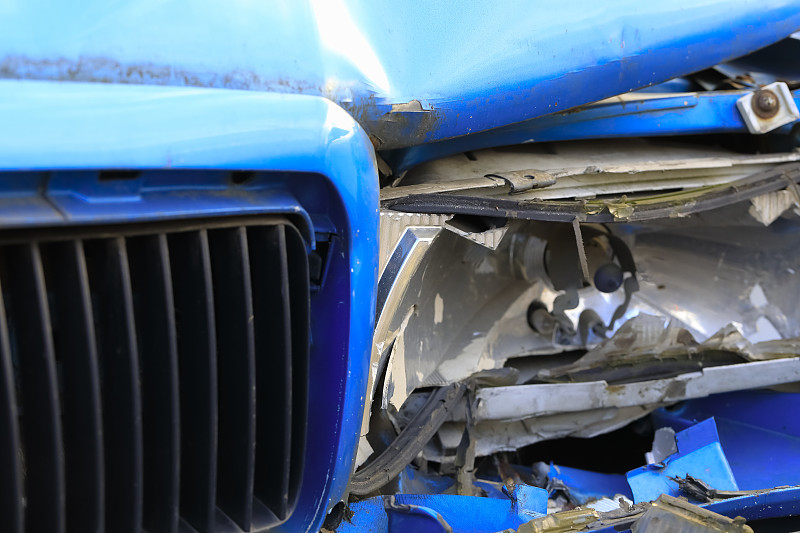 车身面板弯曲，头灯破碎