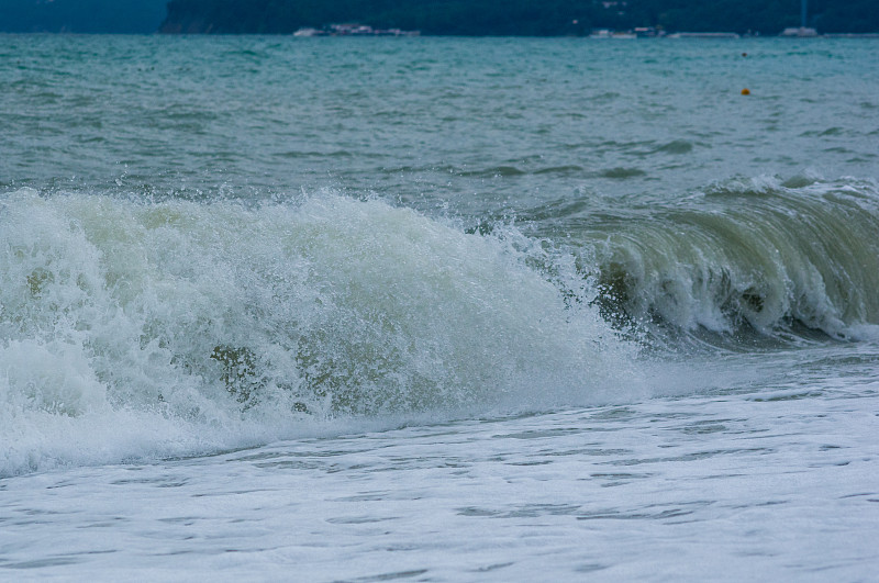 海洋景观是一个卵石海滩，海浪在白色泡沫