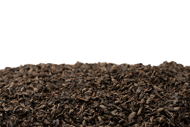 在白色背景上分离的干茶叶。