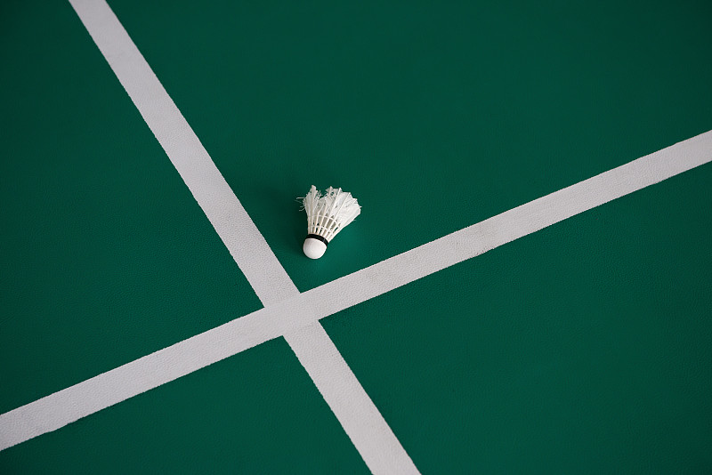 在羽毛球场上用的羽毛球