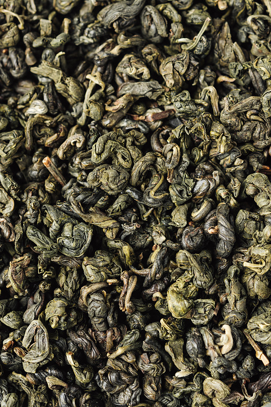 晾干绿茶的叶子。