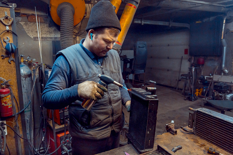 焊工用气枪焊接铜汽车散热器