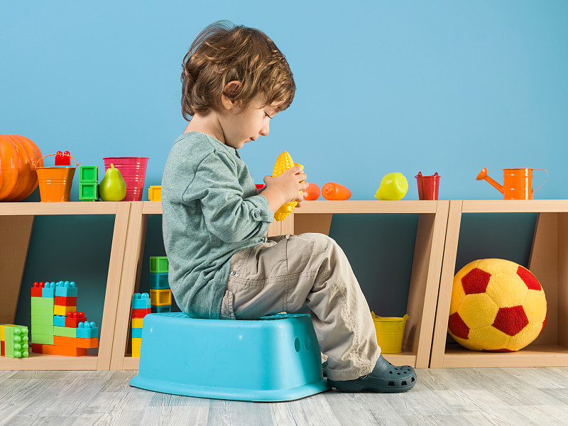 小男孩玩玩具水果