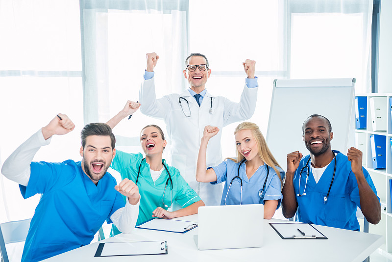 医生庆祝胜利