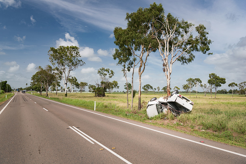 一场车祸，一辆小卡车在高速公路上撞到了一棵树