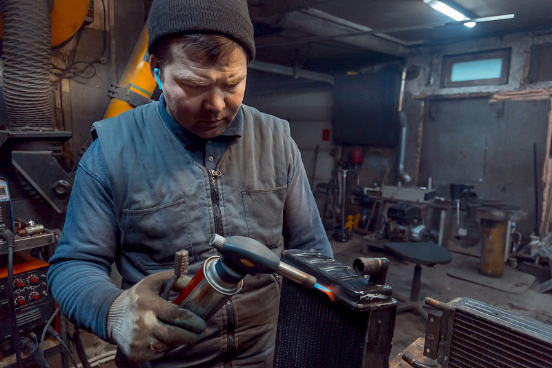 焊工用气枪焊接铜汽车散热器