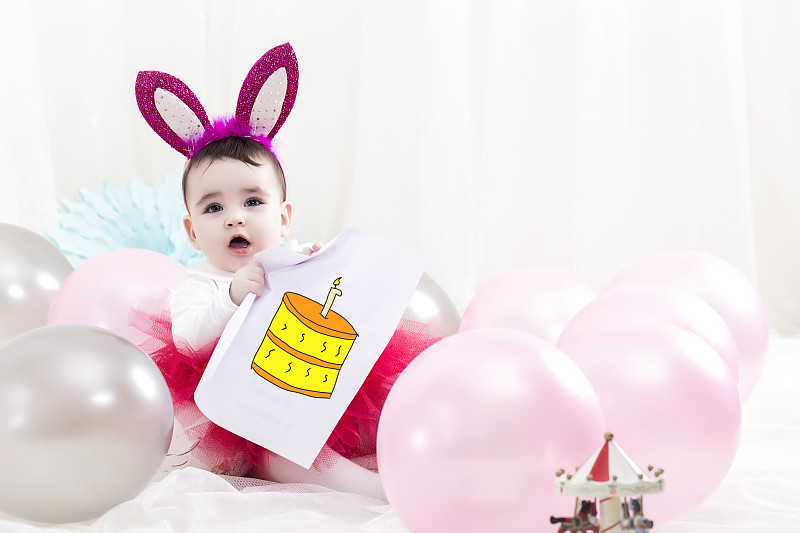 漂亮的小女孩和气球