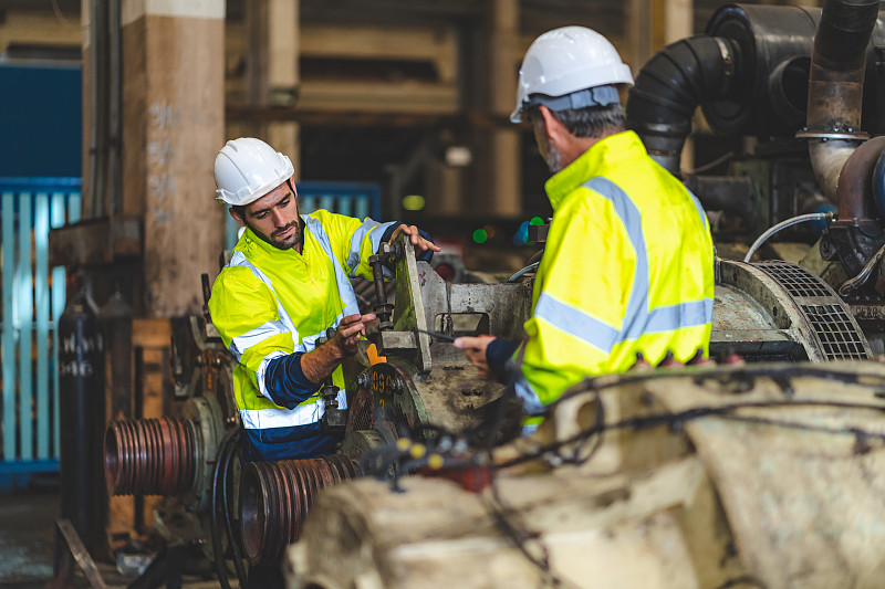 在建筑厂检查重工业制造机械安全系统和维修工厂设备的生产作业技术的专业技术人员