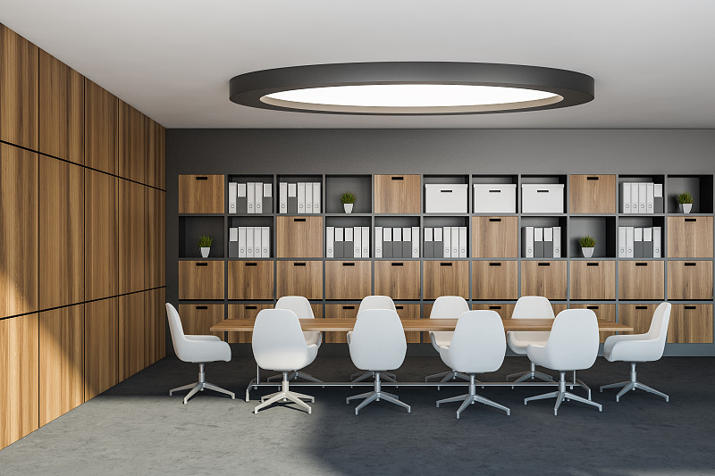 经典的灰色和木制会议室内部，长桌子，装订书柜和圆形灯