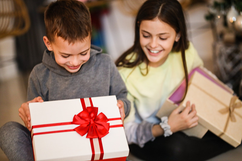 快乐的孩子有乐趣拆礼物