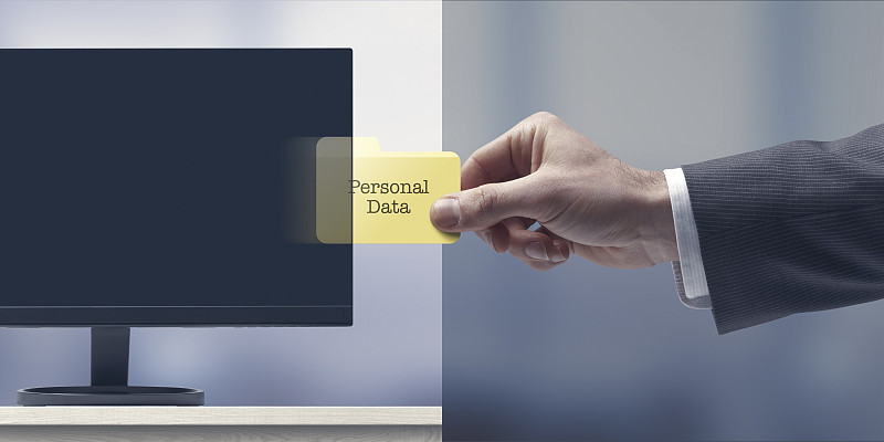 从电脑中获取个人数据的商人