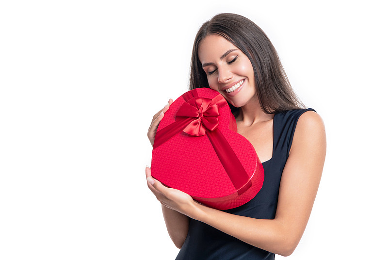快乐女人和情人节礼物盒。优雅的女人在情人节捧礼物。