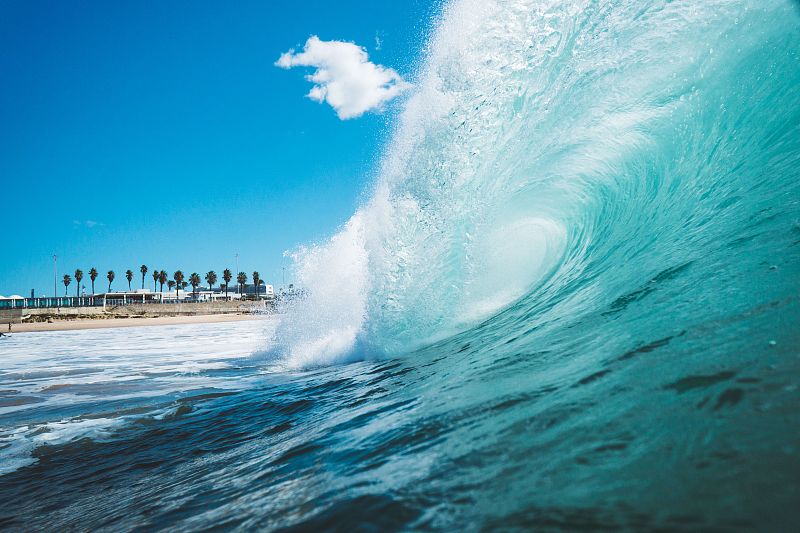 湛蓝的大海，汹涌的海潮起起伏伏