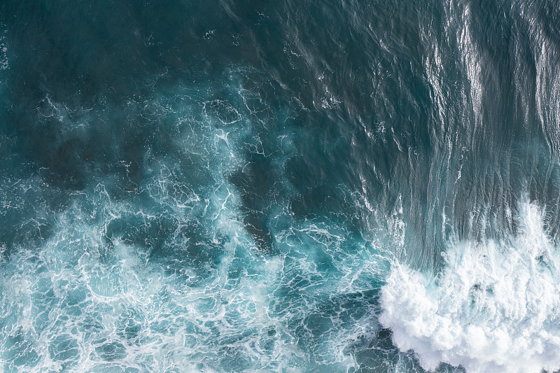 大西洋马德拉岛海岸的海浪。在蓝绿色的海水中冲浪的好地方。
