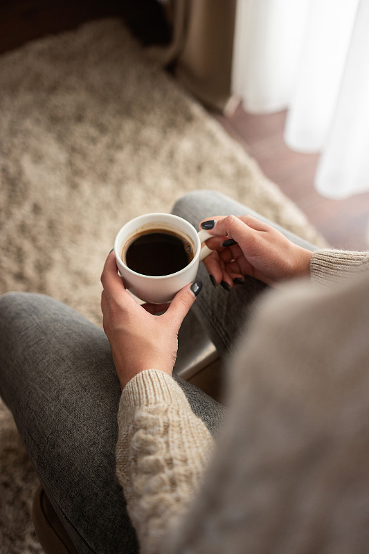 拿着一杯咖啡的女人