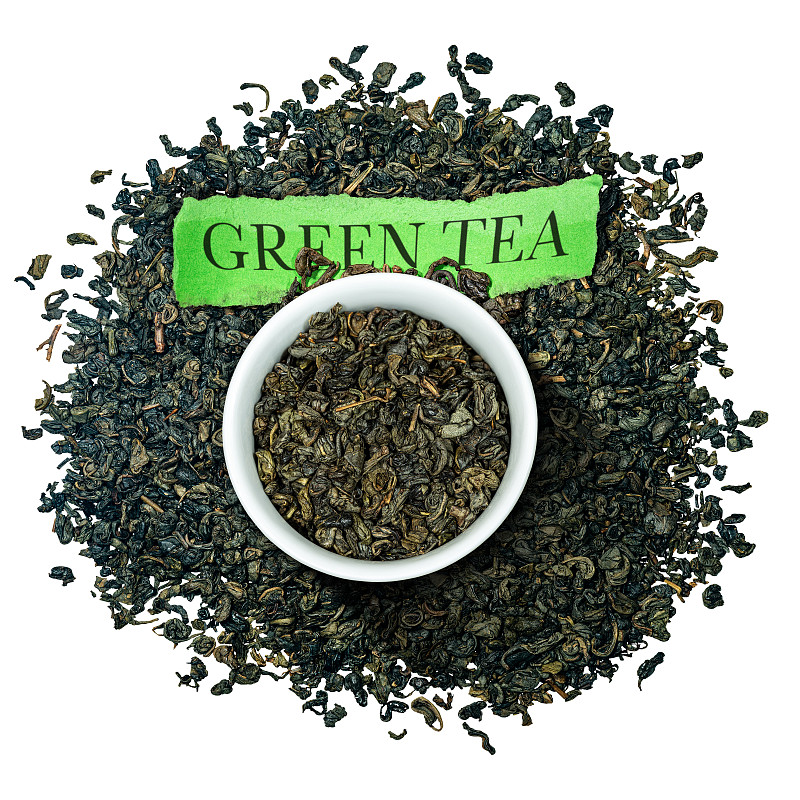 杯中有干叶的绿茶-孤立的白色