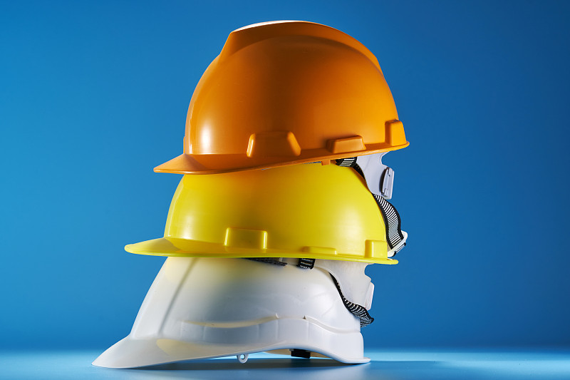 蓝色背景下的建筑钢盔
