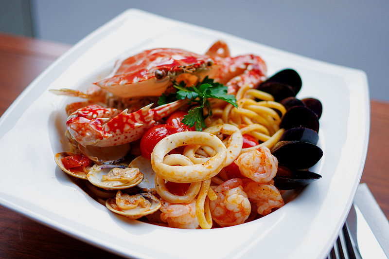 海鲜意面配虾、蚌、鱿鱼、贻贝及蟹